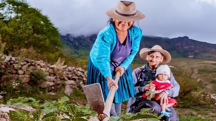 Una familia realizando labores agrícolas en las tierras altas de Perú.